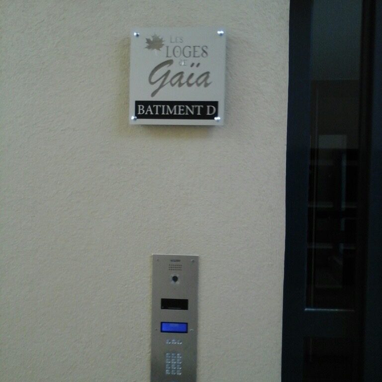 Travail plaques de portes