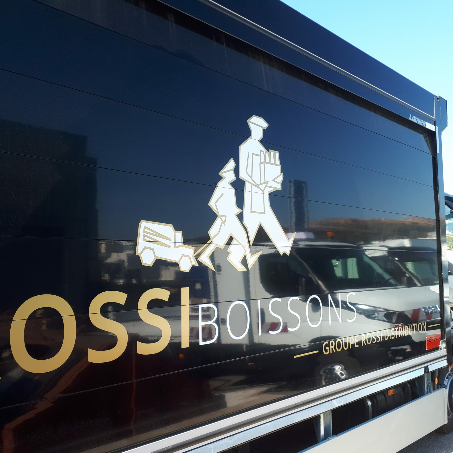 Travail de marquage sur véhicule