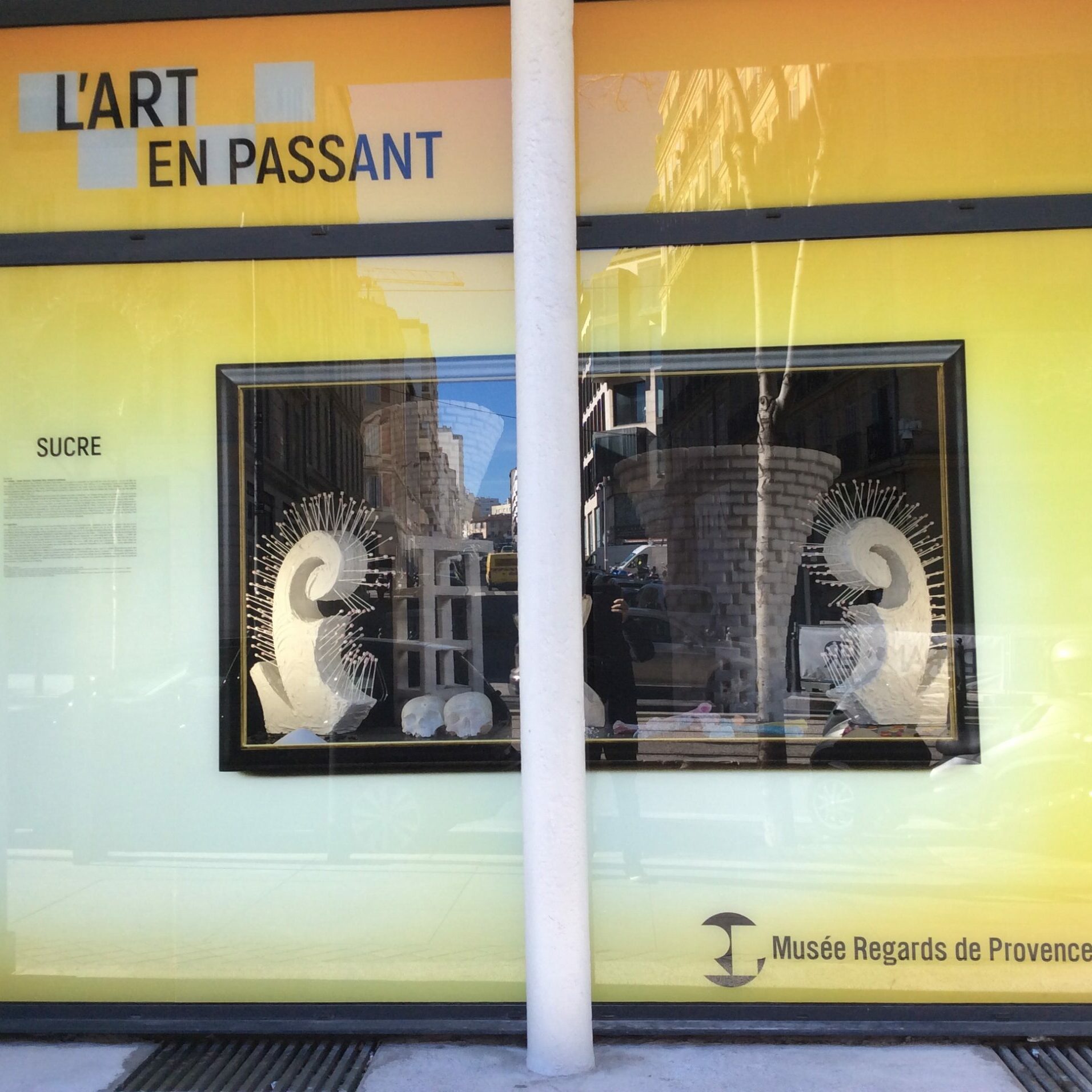 Travail de décoration sur porte