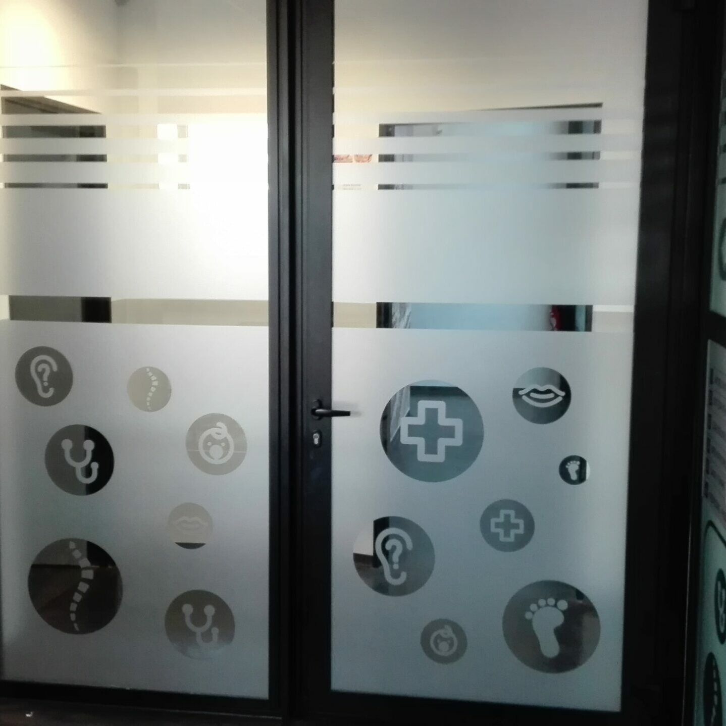 Travail de décoration sur Vitres et vitrines