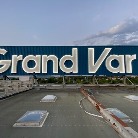 Travail d'enseignes lumineuses - Grand Var