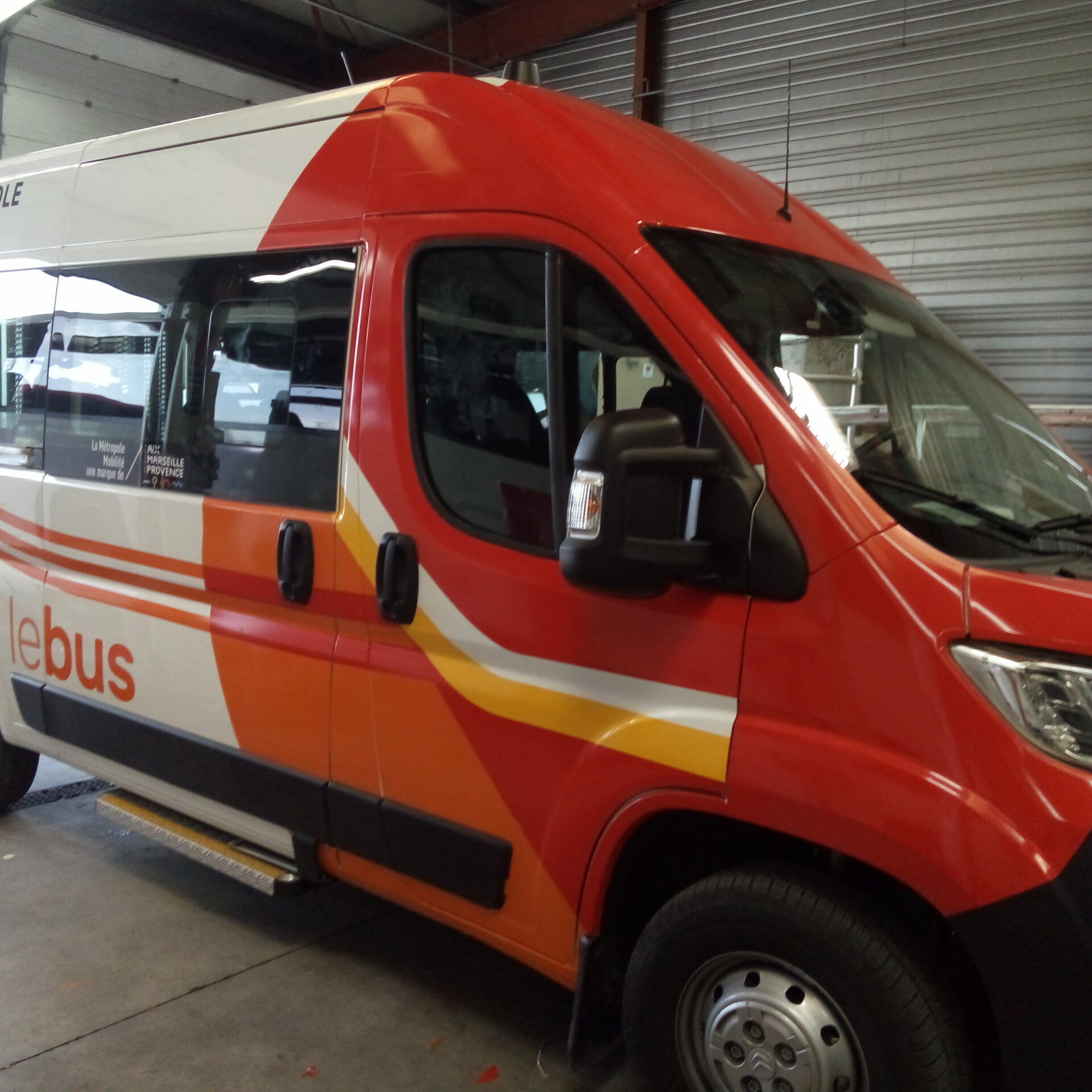 Travail de décoration sur véhicule