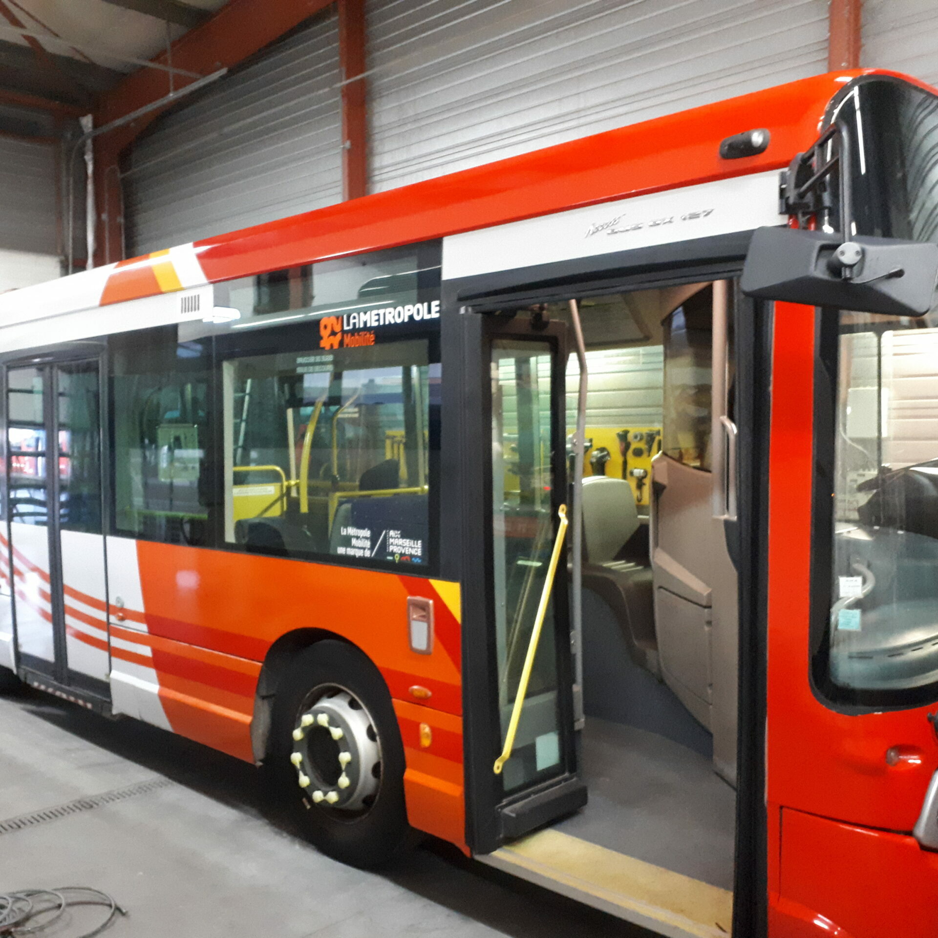 Bus marron devient rouge