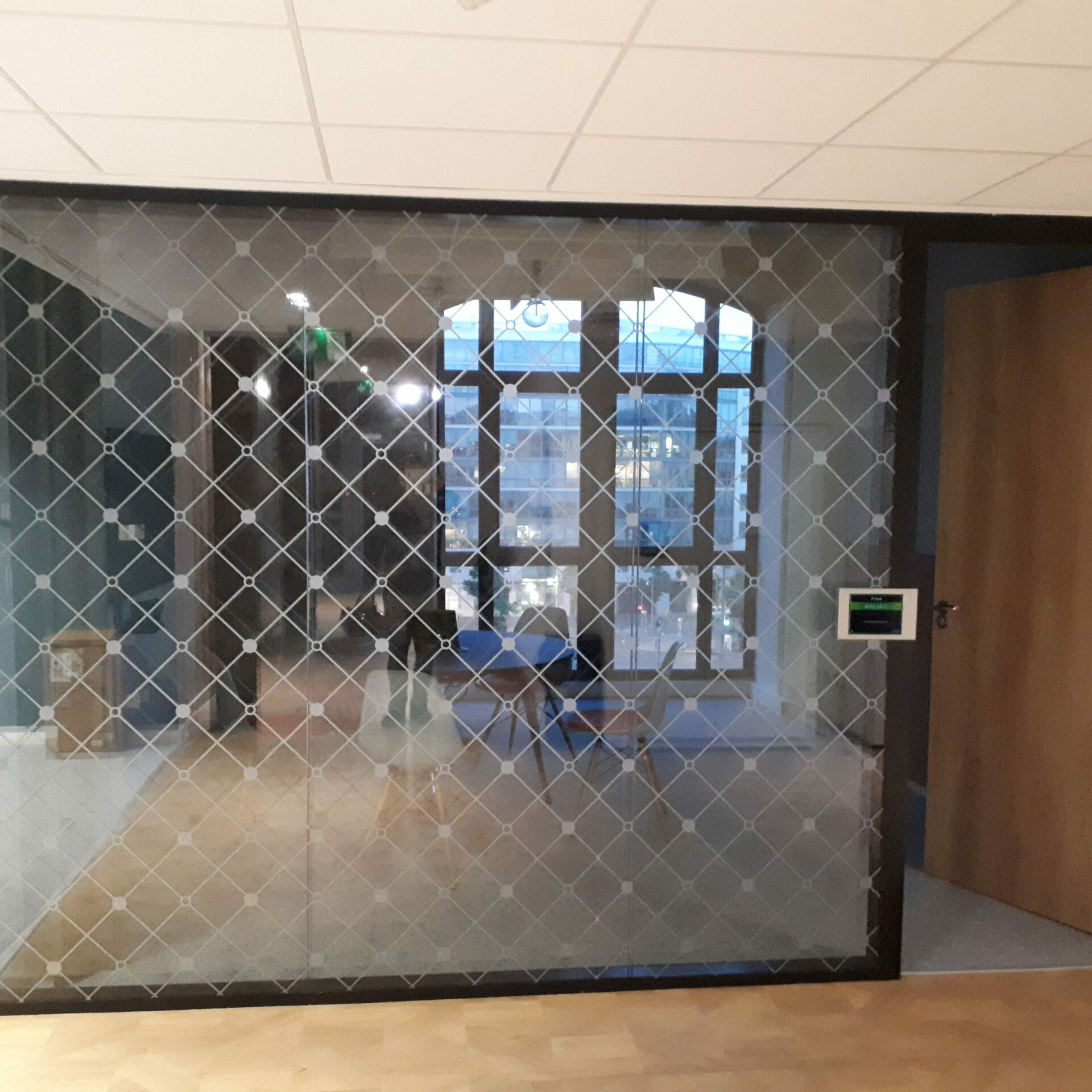 Travail de décoration sur porte