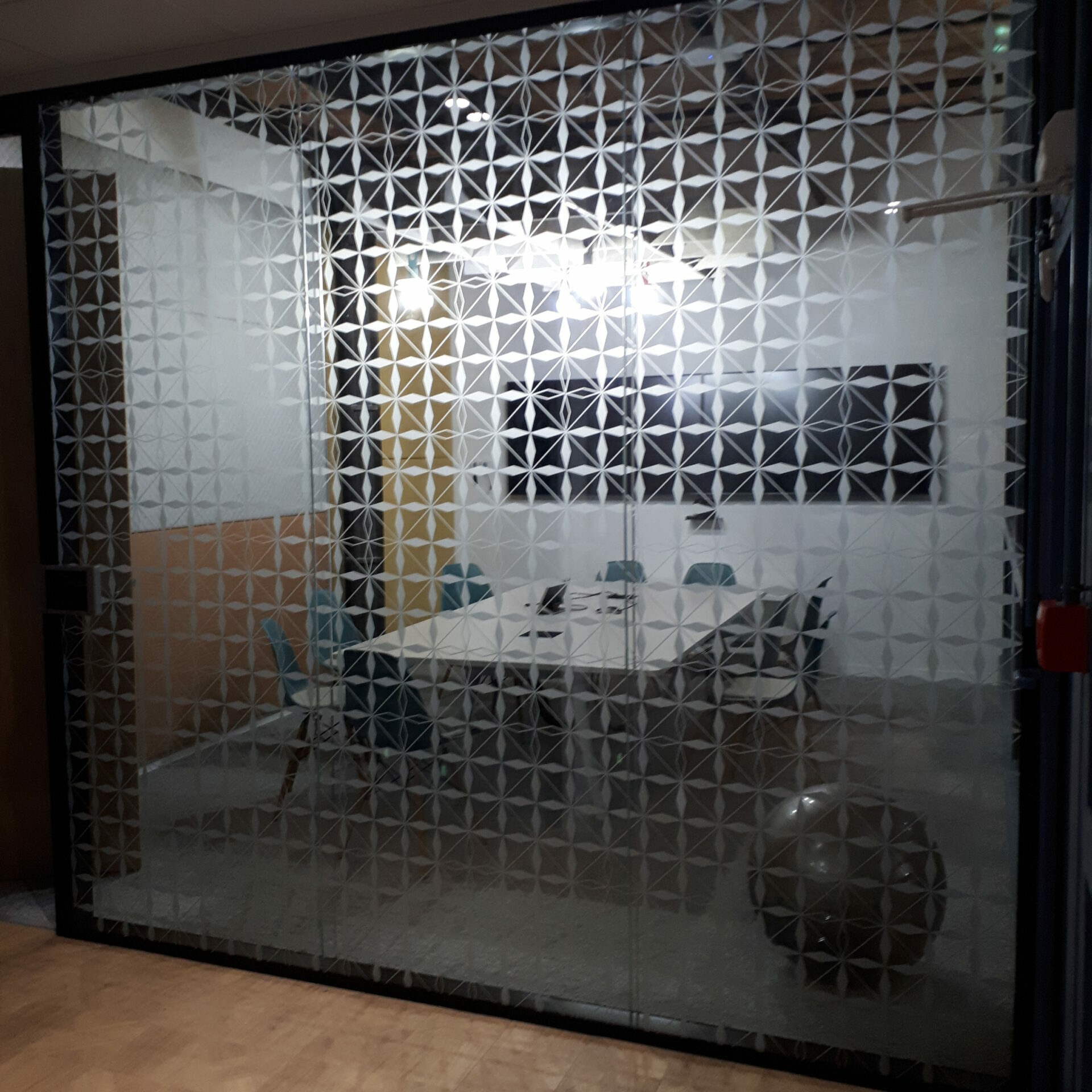 Travail de décoration sur porte