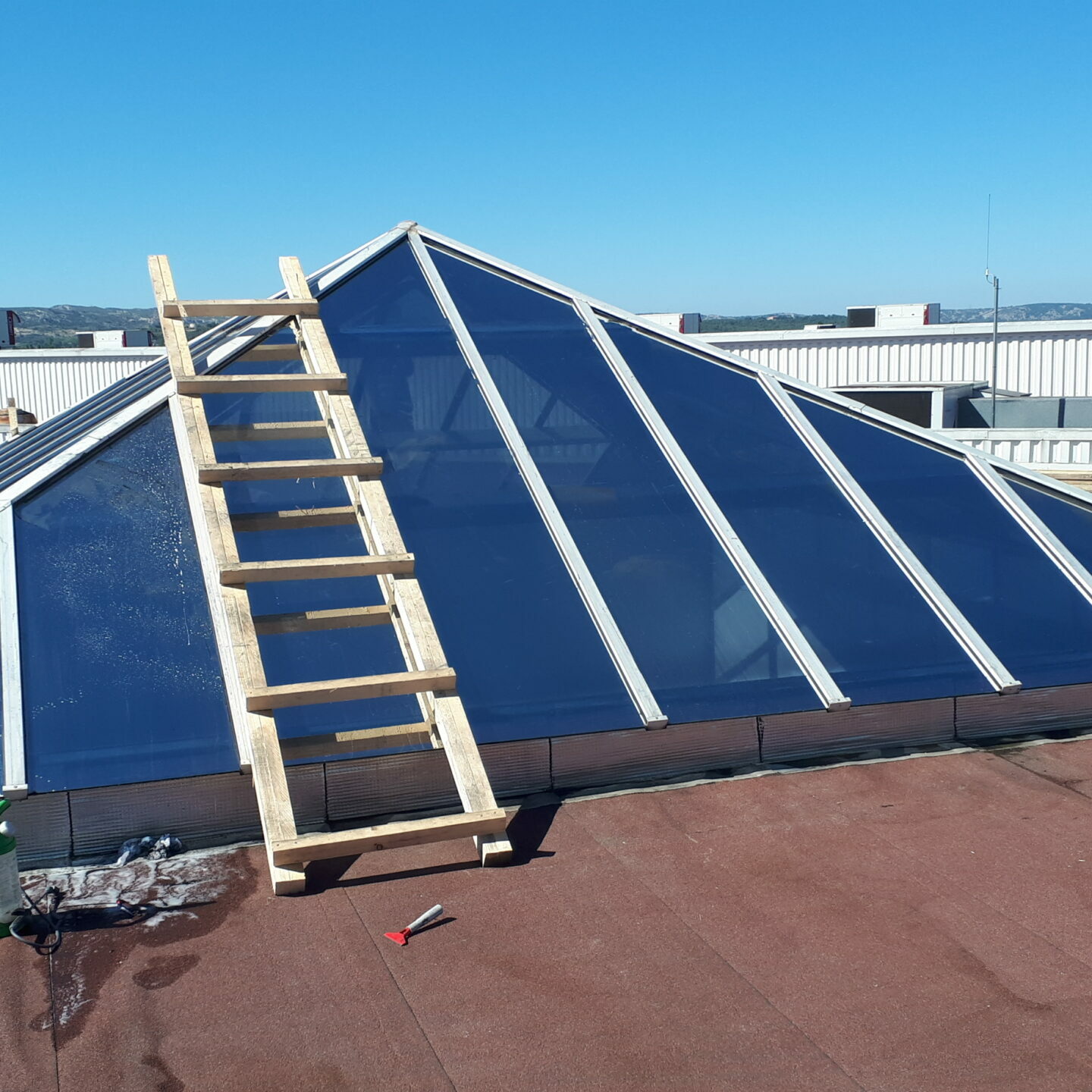 Travail de décoration sur toit